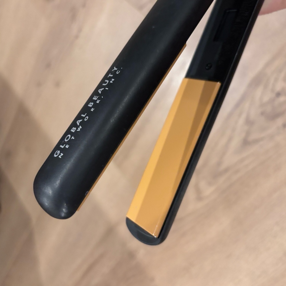 CHI Original 1" Ceramic Hairstyling Iron - Picture 3 of 5
